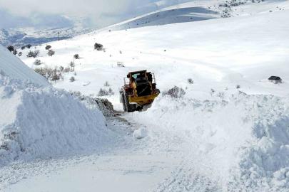 Çemişgezek’te karla mücadele: Köylünün sevinci kameraya yansıdı