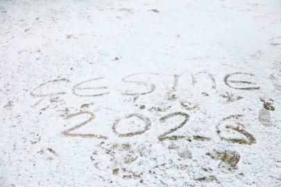 Çeşme’de yılın ilk gününde kar sürprizi