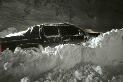 Çığ altında kalan araca 2 saatlik operasyon: Mahsur kalan vatandaşlar kurtarıldı