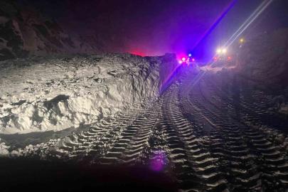 Çığın düştüğü Erzincan-Sivas kara yolu ulaşıma açıldı