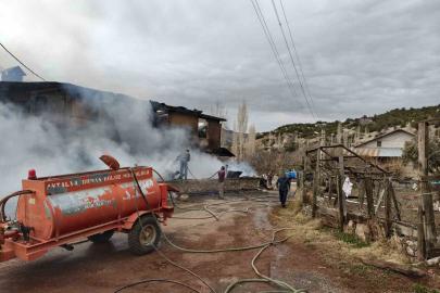 Çıkan yangında ev küle döndü, 1 kişi dumandan etkilendi, 3 hayvan telef oldu