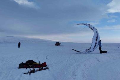 Çıldır Gölü’nde paraşütle uçma heyecanı yaşandı