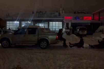 Çıraklarının isteğini geri çevirmeyen usta, karda eğlenceye ortak oldu