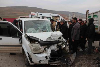 Cizre’de hafif ticari araç park halindeki tırın dorsesine çarptı: 1 yaralı