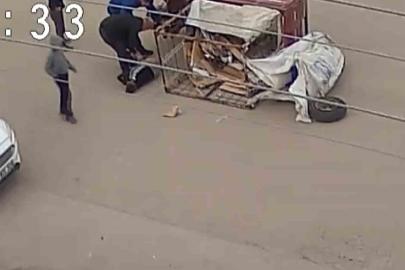 Çocuğun kullandığı elektrikli motosiklet yola devrildi, o anlar kamerada