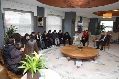 Çocuklar el emeklerini Başkan Şadi Özdemir’e hediye etti