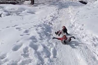 Çocuklar karın keyfini tepsi ve bidonlarla çıkardı