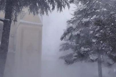 Çocuklar tipiye aldırmadı, kar topu oynadı