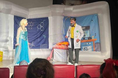 Çocuklar tiyatro ile hem eğlendiler hem öğrendiler