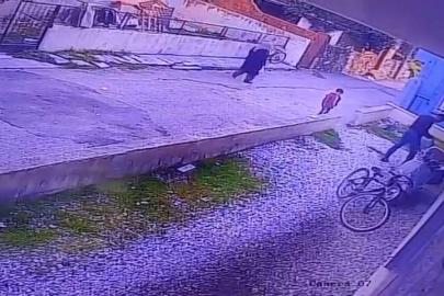 Çocukların gözü önünde köpeği katletti