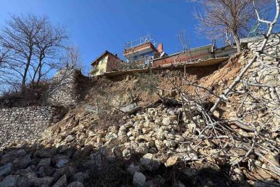 Çöken istinat duvarı iki aracı yuttu