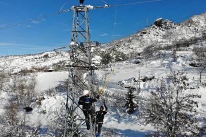 Çoruh EDAŞ, yoğun kar yağışında kesintisiz enerji için sahada
