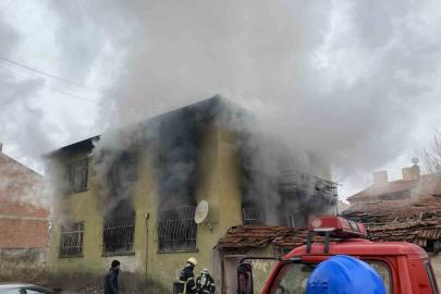 Çorum’da 2 katlı ev alev alev yandı