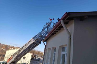 Çorum’da binanın çatısında mahsur kalan kediyi itfaiye ekibi kurtardı