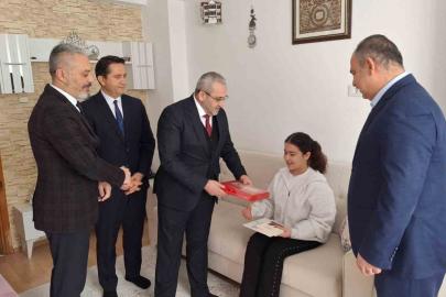 Çorum’da evde eğitim gören öğrencinin karnesini milli eğitim müdürü verdi