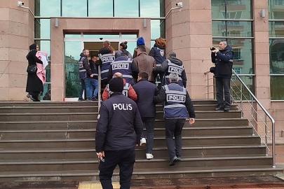 Çorum’da evlerden ziynet eşyası çalan 4 hırsızlık şüphelisi suçüstü yakalandı