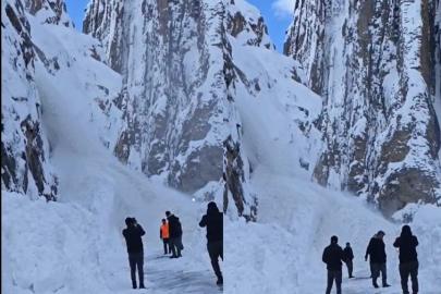 Çukurca yolunda inen çığ görüntülendi