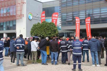 Çukurova Belediyesi’nde kriz: İşçiler alacakları için eylem yaptı