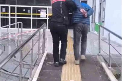 Cumhurbaşkanı’na hakaret ve kaçak kazı yapmak suçlarından hapis cezası bulunan şahıs sahte kimlikle yakalandı