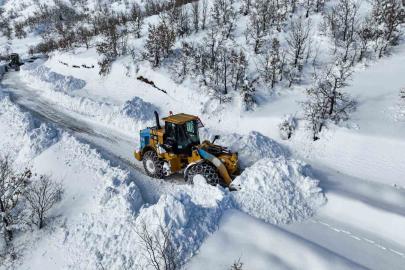 Çüngüş’te bin 500 metre rakımda yollar kardan temizleniyor