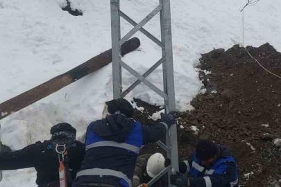 Çüngüş’te devrilen elektrik direkleri onarıldı