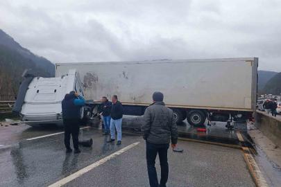 D-650 yolunda trafiği durduran kaza