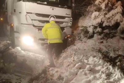 D850 kara yolu ulaşıma kapandı, polis ekipleri kürekle açmaya çalıştı