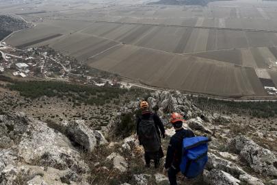 Dağda mahsur kalan keçi ekipler tarafından kurtarıldı