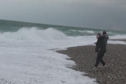 Dalgadan kaçtılar, fotoğraf çektirdiler