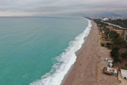 Dalgaların dövdüğü dünyaca ünlü sahil beyaza büründü, manzara tutkunları cep telefonlarına sarıldı