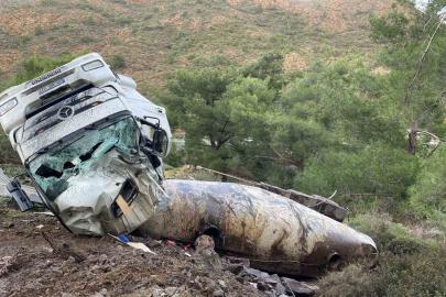 Datça’da virajı alamayan tır devrildi: 1 yaralı