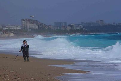 Define avcıları fırtınada iş başında: Dev dalgaların vurduğu sahilde dedektörle arama yaptılar