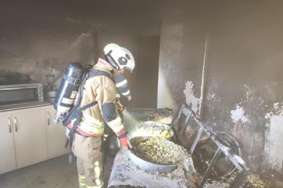 Defne’de yanan ev kullanılmaz hale geldi