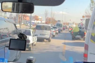 Denizli’de duyarlı sürücülerin fermuar sistemi ile yol verdiği anlar kamerada