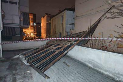 Denizli’de fırtına ağaçları devirdi, çatıları uçurdu