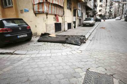 Denizli’de şiddetli rüzgar hayatı olumsuz etkiledi: çatılar uçtu, insanlar yürüyemedi