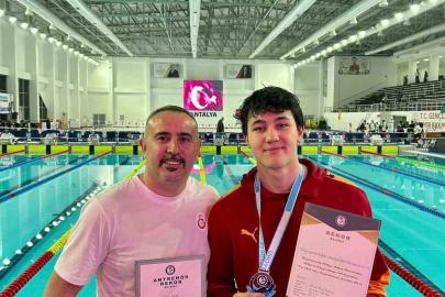 Denizlili sporcu yüzmede üç Türkiye  rekoru kırdı