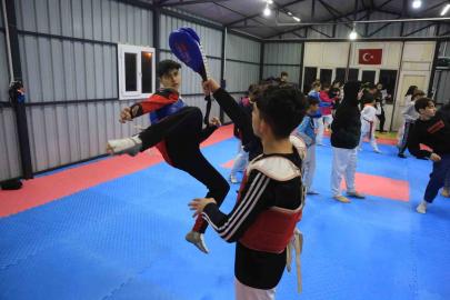 Depremde vefat eden babasının hayalleri için ter döken tekvandocu Ahmet, milli formayla çıktığı turnuvada Türk bayrağını göndere çektirdi