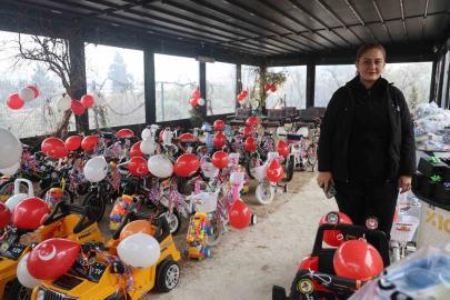 Depremzede öksüz ve yetim çocukların yüzü hediyelerle güldü
