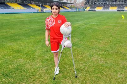 Depremzede Tuğba protez bacağıyla yeşil sahalara çıktı