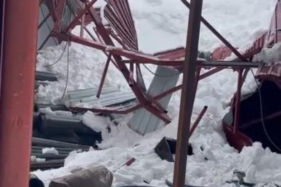 Derecik’te ahır çatısı çöktü