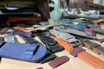 Deri ve sanatı buluşturup el emeğiyle saat kordonu yapıyor