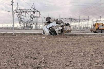 Devrilen tır karayolunu ulaşıma kapattı