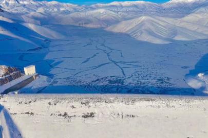 Dilimli Barajı buzla kaplandı