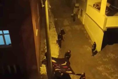 Direkte mahsur kalan kedi açılan battaniye ile kurtarıldı