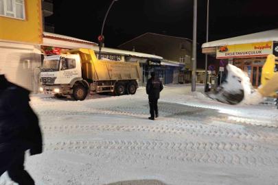 Diyadin’de ekiplerin karla mücadele mesaisi