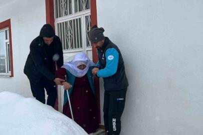 Diyaliz hastası kadın paletli araçla alınıp sağlık kuruluşuna ulaştırıldı