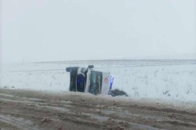 Diyarbakır’da ambulans devrildi: 3 yaralı