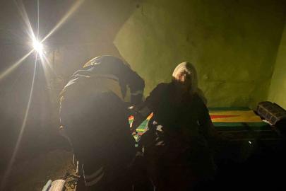 Diyarbakır’da belediye ve sağlık ekipleri yolu kapalı köydeki yaşlı çifte böyle ulaştı