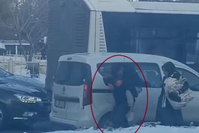 Diyarbakır’da bir vatandaş tıkanan yolda hastasını sırtında taşıdı